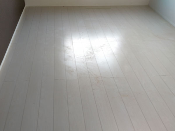 新築ハウスクリーニング現場の床が白く汚れている様子